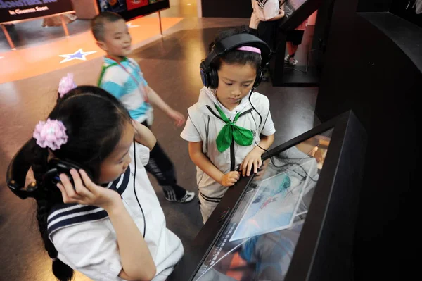 Crianças Chinesas Assistem Filme Desenhos Animados Shanghai Animation Comics Museum — Fotografia de Stock