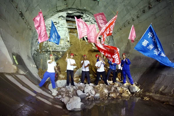 中国の建設労働者は 2010年6月22日 中国河南省中部の浙州市の南北水転換プロジェクトの中間ルートで または黄河 の下のトンネルの突破口を祝う — ストック写真