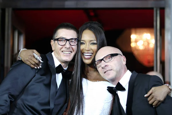 Supermodelo Naomi Campbell Centro Posa Entre Los Diseñadores Moda Stefano — Foto de Stock