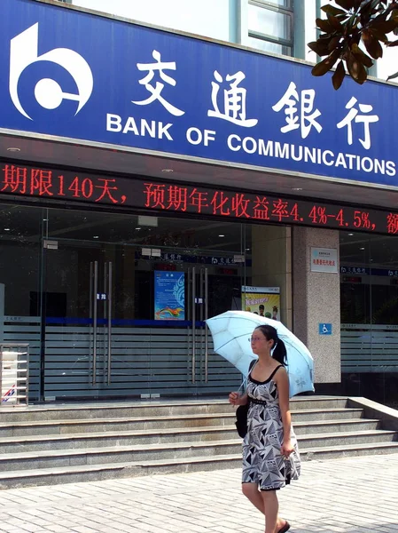 Una Mujer China Pasa Por Una Sucursal Del Banco Comunicaciones —  Fotos de Stock