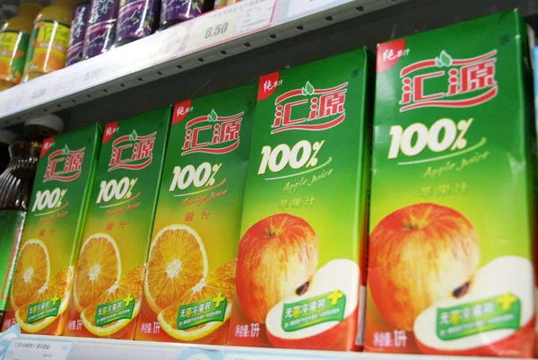 2010年9月1日 中国東部江蘇省南通市のスーパーマーケットで フイユアンオレンジとリンゴジュースの箱が販売されています — ストック写真
