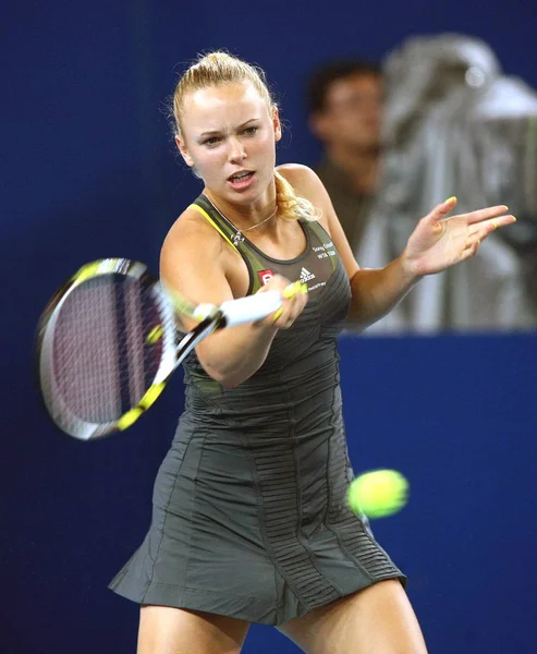 2010年10月7日 在中国北京国家网球中心举行的中国网球公开赛第三轮女子单打比赛中 丹麦选手卡洛琳 沃兹尼亚奇向捷克选手佩特拉 科维托娃队复出 — 图库照片