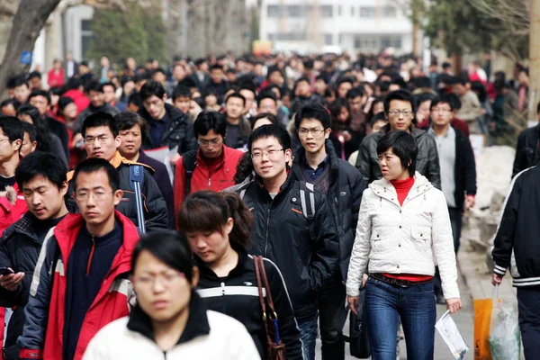 Los Examinados Chinos Abandonan Sitio Examen Después Examen Local Reclutamiento — Foto de Stock