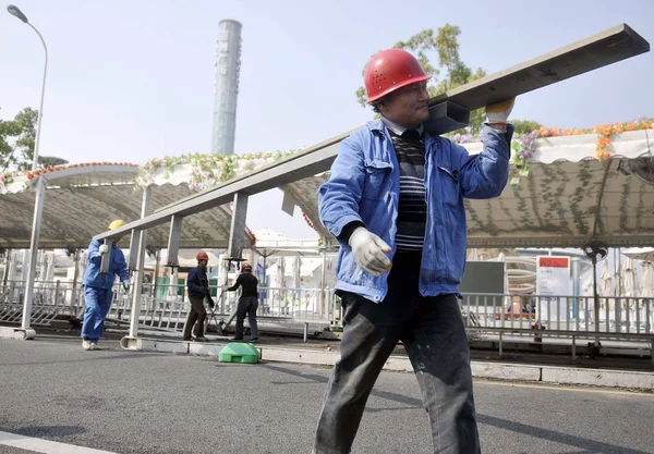 Trabajadores Chinos Intentan Desmontar Cercas World Expo Park Shanghai China — Foto de Stock