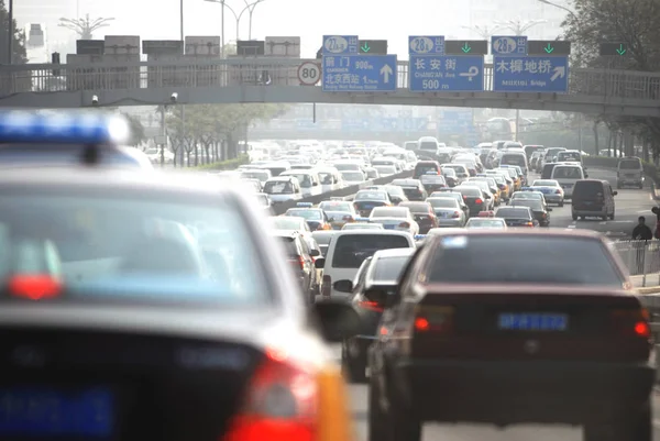 Masas Vehículos Mueven Lentamente Atasco Tráfico Una Carretera Beijing China — Foto de Stock