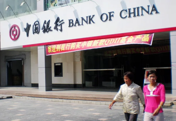 Dos Mujeres Chinas Pasan Por Una Sucursal Del Banco China — Foto de Stock