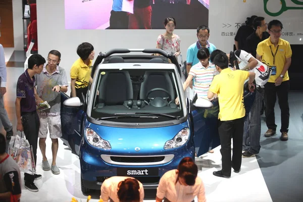 Compratori Cinesi Guardano Una Smart Car Mercedes Benz Durante Salone — Foto Stock