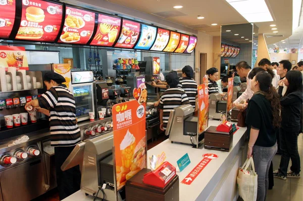 2008年10月8日 中国北京麦当劳餐厅 顾客购买食品 — 图库照片