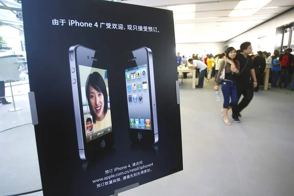 Kínai Vásárlók Séta Múlt Egy Poszter Részére Fenntartás Ból Iphone — Stock Fotó