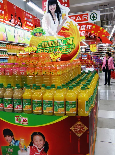 Μπουκάλια Huiyuan Χυμό Θεωρούνται Προς Πώληση Ένα Σούπερ Μάρκετ Στο — Φωτογραφία Αρχείου