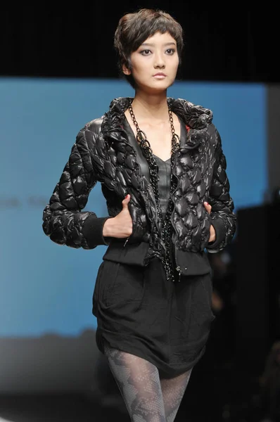2010 上海に上海ロンドンファッションウィークの春 2011年の間に Dbhk のファッションショーに新しいコレクションを表示するモデルのパレード — ストック写真