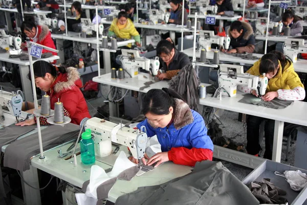 Китайские Фабриканты Производят Одежду Экспорта Швейную Фабрику Городе Хуаншань Провинция — стоковое фото