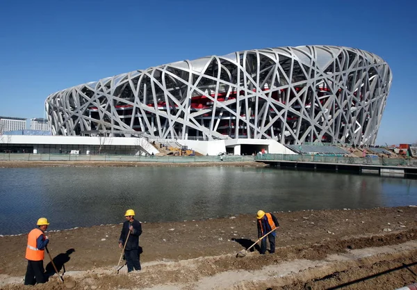 Kinesiska Byggnadsarbetare Ses Framför National Stadium Känd Som Birds Nest — Stockfoto
