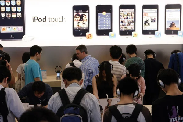 Επισκέπτες Προσπαθούν Δοκιμάσουν Προϊόντα Της Apple Μπροστά Από Μια Διαφήμιση — Φωτογραφία Αρχείου