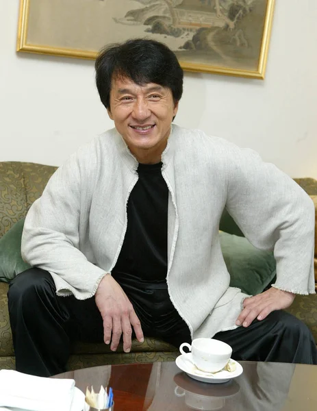 Hong Kong Kungfu Superstar Jackie Chan Stwarza Podczas Wywiadu Jego — Zdjęcie stockowe
