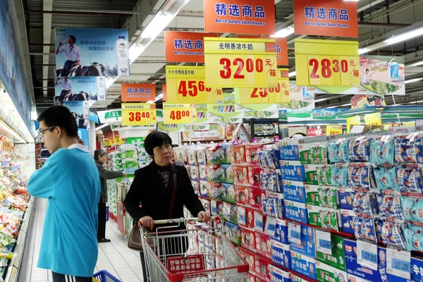 Clientes Chinos Caminan Bajo Las Etiquetas Precios Supermercado Shanghai China —  Fotos de Stock