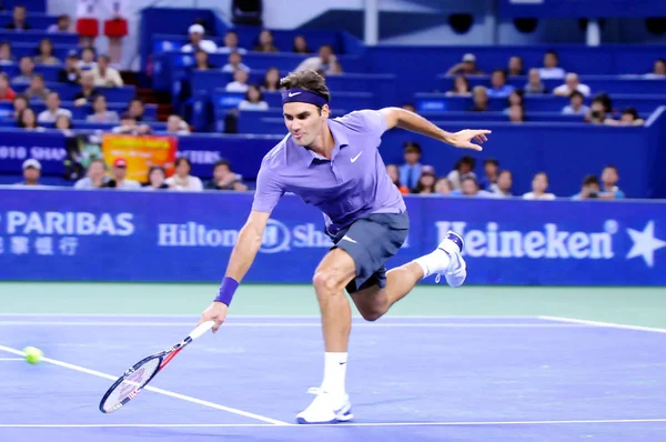 Roger Federer Szwajcarii Zwraca Strzał Przeciwko John Isner Stanach Zjednoczonych — Zdjęcie stockowe