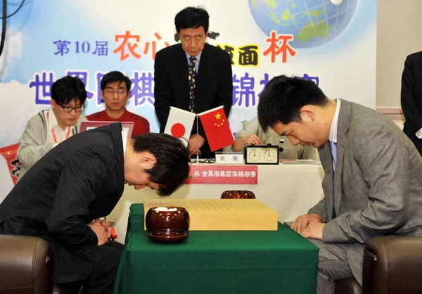 Chinas Chang Hao Recht Japans Takao Shinji Begroeten Elkaar Voordat — Stockfoto