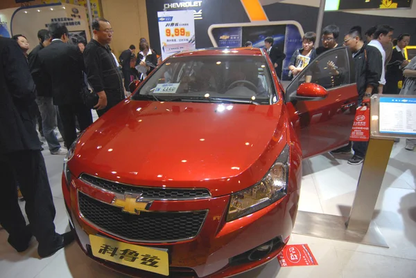 Chinese Car Buyers Look Chevrolet Car Auto Show Qingdao City — Stock Photo, Image