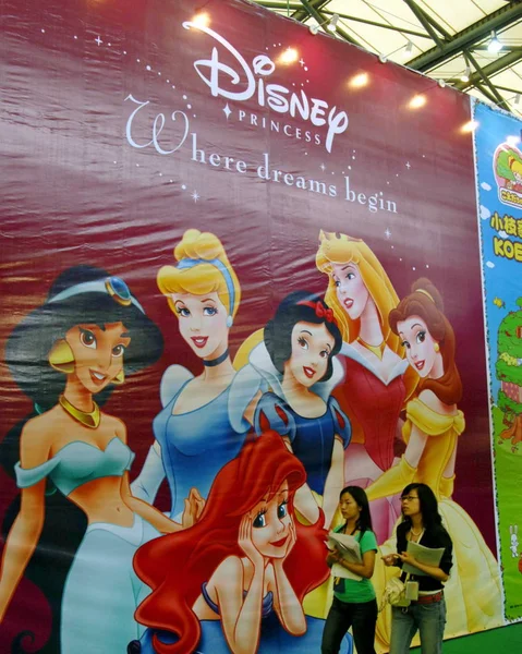 Mulheres Chinesas Passam Por Anúncio Disney Durante Uma Exposição Xangai — Fotografia de Stock