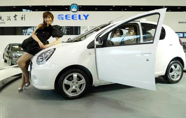 Modelo Chino Posa Con Geely Panda Una Exposición Automóviles Ciudad — Foto de Stock