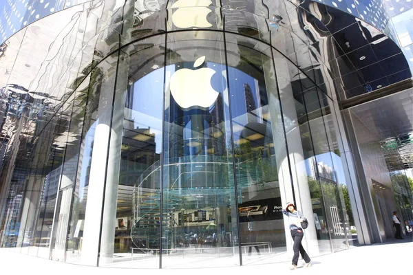 Китаянка Проходит Мимо Магазина Apple Hong Kong Plaza Huaihai Road — стоковое фото