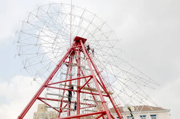 Trabalhadores Chineses Montaram Uma Roda Gigante Centro Xangai China Novembro — Fotografia de Stock