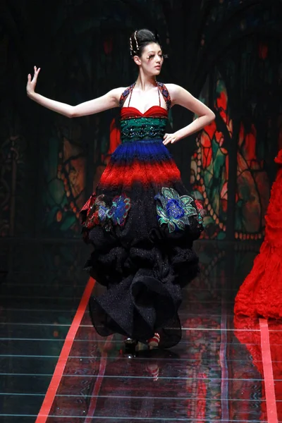 2010年10月31日在中国北京举行的中国时装周春季 夏季中国时装秀期间的风照市时装秀 — 图库照片