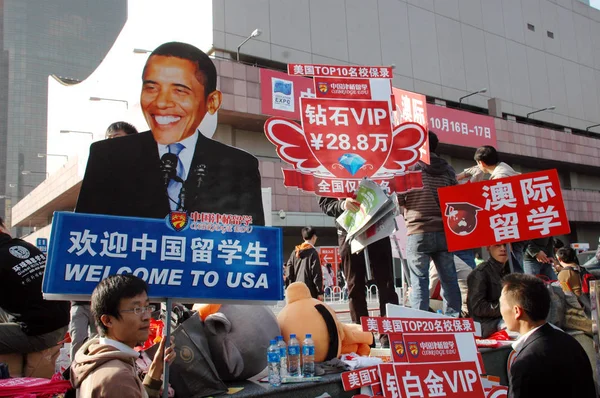 Man Oxbridge International Education Group Holds Placard Image President Barack — Stock Photo, Image