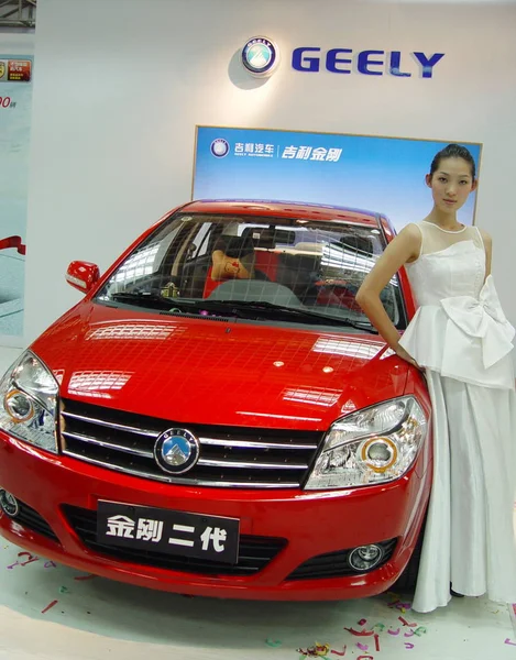 Modelo Chinês Posa Com Geely King Kong Uma Exposição Carros — Fotografia de Stock