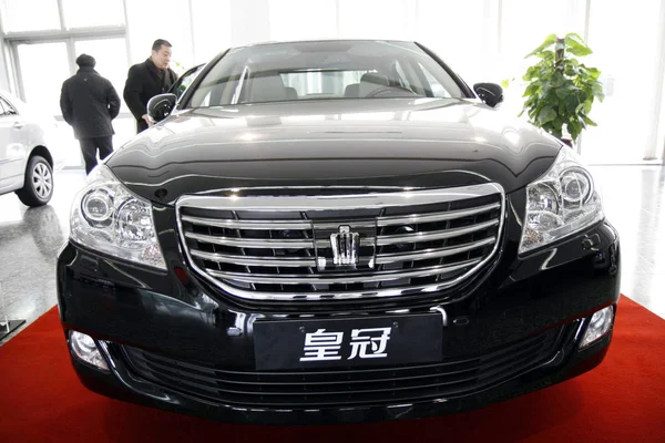 Chinese Car Buyers Look Toyota Crown Toyota Dealership Tianjin China — Stock Photo, Image