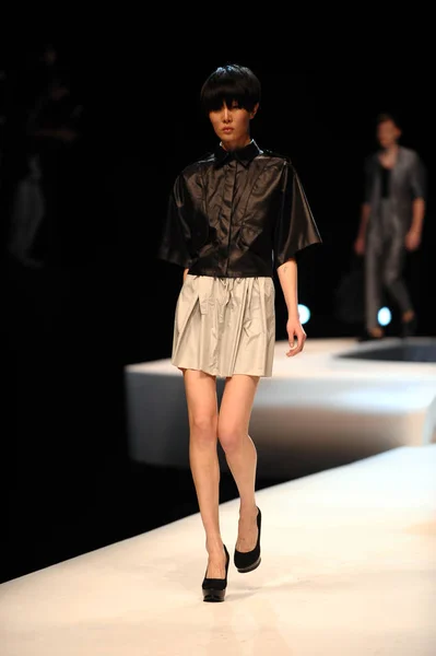 2010 中国の北京で中国ロンドンファッションウィークの春 2011年の間に Cabbeen のファッションショーします — ストック写真
