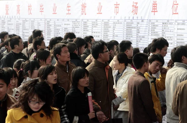 Graduados Universitários Chineses Candidatos Emprego Olhar Para Informação Para Empregos — Fotografia de Stock