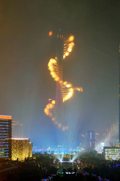 Fajerwerki Wybuchają Canton Tower Podczas Ceremonii Zamknięcia Igrzyska Azjatyckie Guangzhou — Zdjęcie stockowe