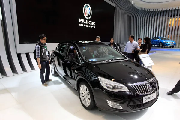 Compradores Automóviles Chinos Miran Coche Buick Shanghai Durante Una Exposición —  Fotos de Stock