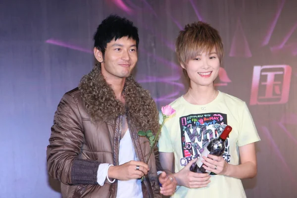 Chinese Zanger Yuchun Vormt Met Chinese Acteur Huang Xiaoming Tijdens — Stockfoto