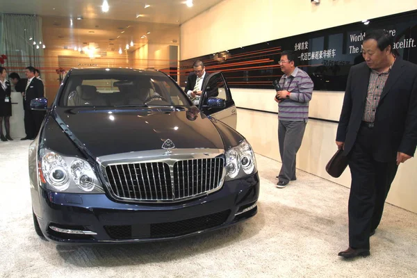 Китайские Покупатели Смотрят Maybach Время Автосалона Пекине Китай Апреля 2010 — стоковое фото