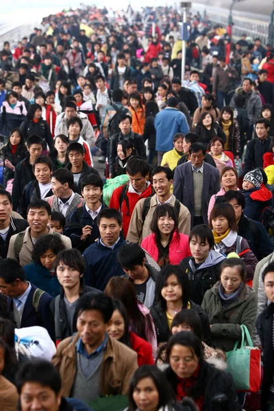 Kínai Utasok Érkezik Fuyang Pályaudvar Közelében Fuyang Keleten Chinas Anhui — Stock Fotó