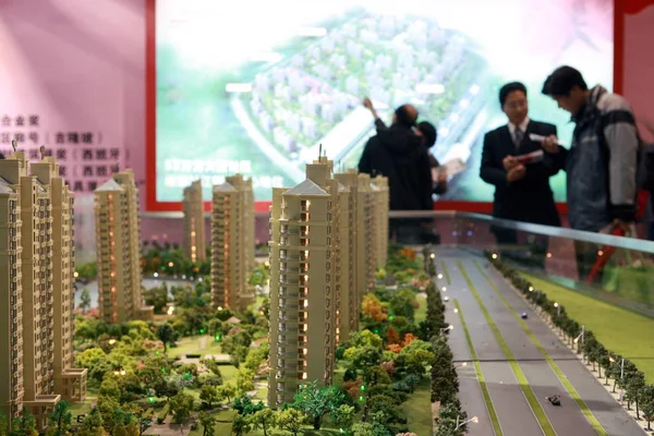 2009年3月12日 在上海展览中心举行的2009上海春季房地产市场上 一位销售员向参观者介绍一个房地产项目 — 图库照片