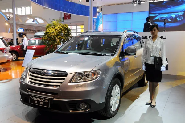 Una Mujer China Posa Con Subaru Tribeca Feria Automóviles Auto — Foto de Stock