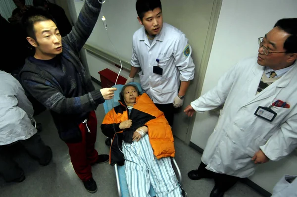 Kinesisk Bosatt Skadas Lägenheten Elden Får Medicinsk Behandling Ett Sjukhus — Stockfoto