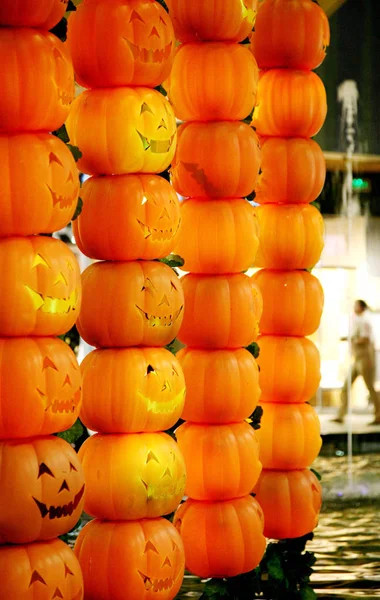 2010年10月25日 在中国东部江苏省南京市的一家购物中心里 人们展示着一串串南瓜 庆祝万圣节 — 图库照片