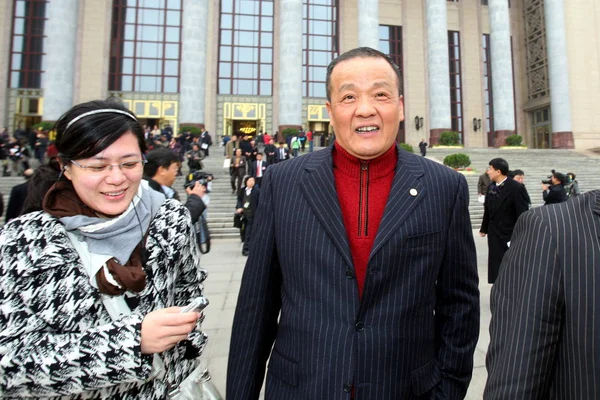 Председатель Китайской Страховой Компании Минчжэ Справа Дает Интервью После Открытия — стоковое фото