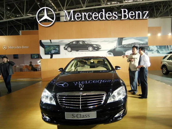 Visitors Look Imported Mercedes Benz Class Car Car Show Jinan — Stock Photo, Image