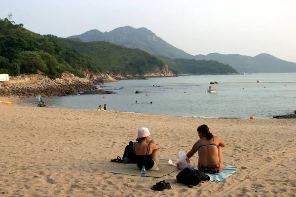 องเท ยวเพล ดเพล บชายหาดและว ายน าในทะเลบนชายฝ งของเกาะ Lamma ในฮ องกง — ภาพถ่ายสต็อก