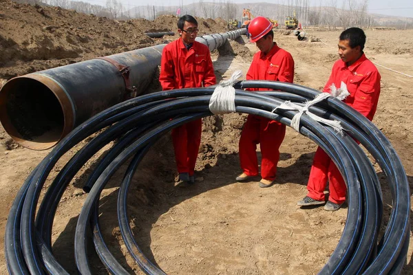 2008年3月14日 中国工人在中国西北甘肃省兰州中石油成品油管道项目兰州至郑州段组装输油管道 — 图库照片