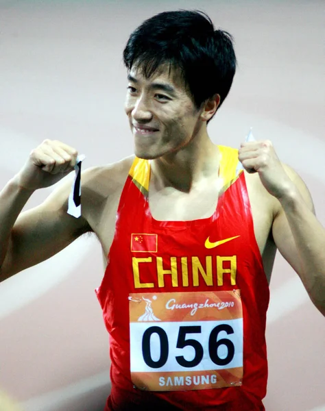 Chinas Hürdenstar Liu Xiang Feiert Seinen Sieg Über Die 110M — Stockfoto