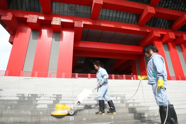 Trabajadores Chinos Pulieron Los Escalones Frente Pabellón China World Expo — Foto de Stock