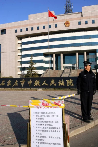 Une Police Chinoise Monte Garde Devant Cour Populaire Intermédiaire Shijiazhuang — Photo