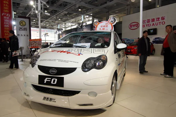 Los Visitantes Chinos Miran Prueban Byd Una Feria Automóviles Ciudad — Foto de Stock